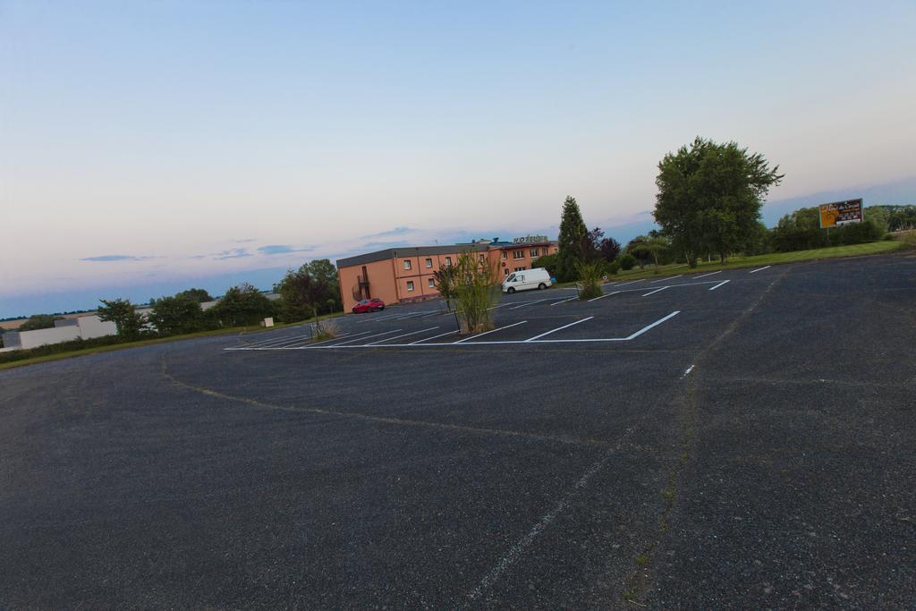 Cit'Hotel Du Circuit Magny-Cours Exterior foto
